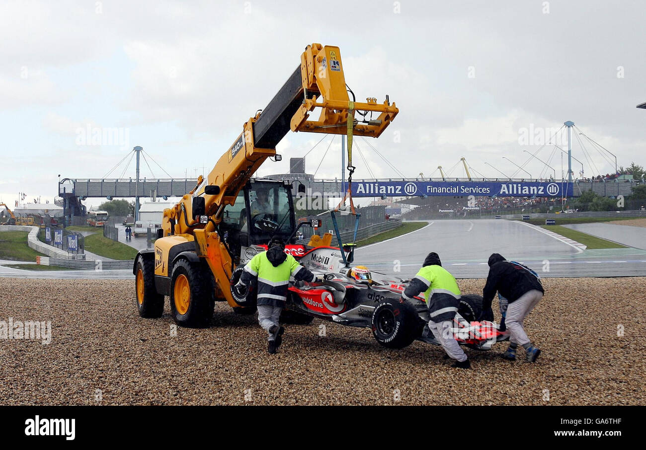 DE AUTO Europe 21** Lewis Hamilton de Grande-Bretagne et sa McLaren sont sortis du gravier, après avoir glissé dans la pluie lourde pendant le Grand Prix de Formule 1 européen à Nurburgring, Allemagne. Banque D'Images