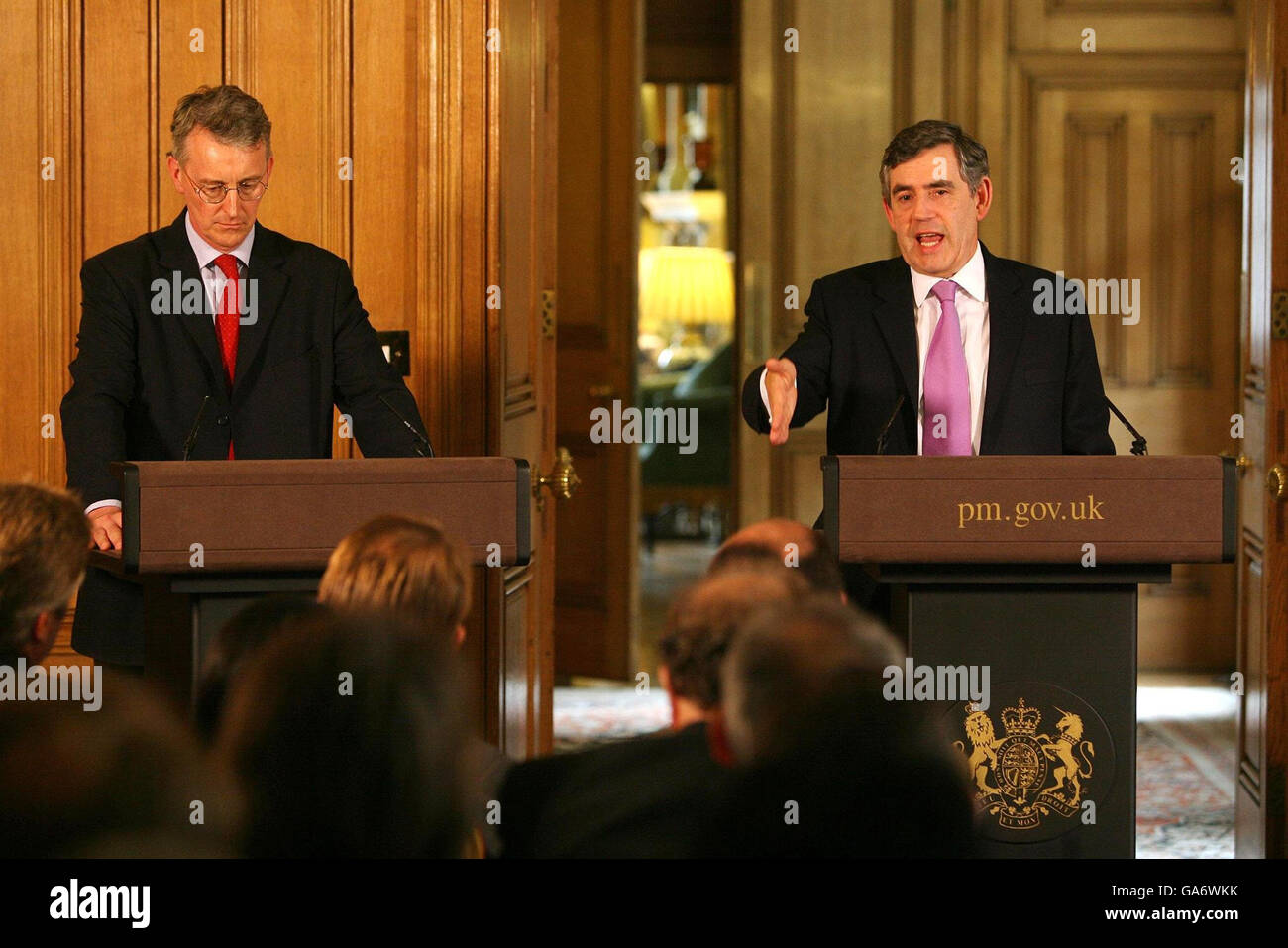 De gauche à droite, la secrétaire à l'Environnement Hillary Benn et le premier ministre Gordon Brown répondent aux questions lors de la première conférence de presse régulière de Brown en tant que premier ministre au 10 Downing Street, Londres. Banque D'Images