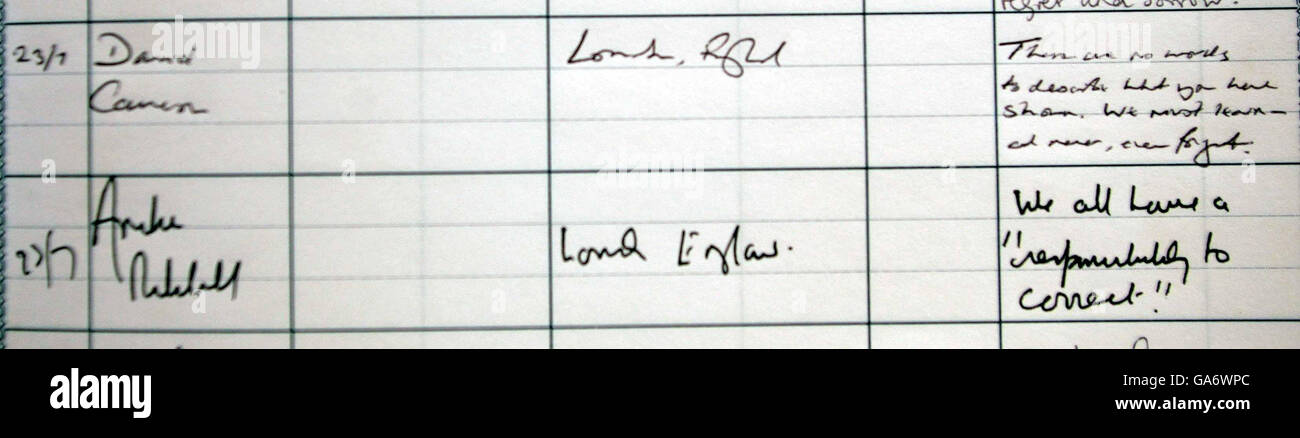 Le chef des conservateurs David Cameron message (le premier) et Andrew Mitchell Shadow développement international minster laissent un message dans le livre des visteurs après une visite du Mémorial national pour le génocide à Kigali, au Rwanda dans le cadre d'une visite de deux jours dans le pays. Banque D'Images