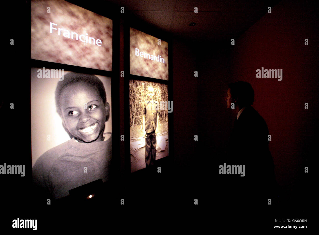 Le chef des conservateurs David Cameron examine le Mémorial national pour le génocide à Kigali au Rwanda dans le cadre de sa visite de deux jours dans le pays Banque D'Images