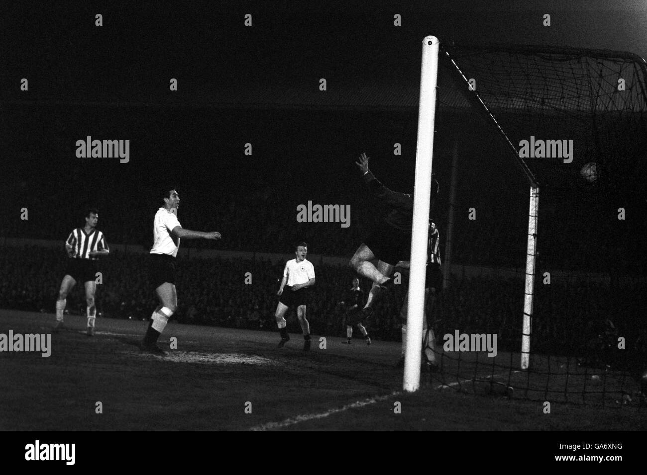 Le gardien de but de Sheffield mercredi et d'Angleterre Ron Springett (partiellement masqué par la poste) bondit haut dans une tentative infructueuse d'arrêter le ballon entrant dans le filet (à droite) après avoir été dirigé par Tottenham Hotspur les Allen (pas sur la photo). Banque D'Images