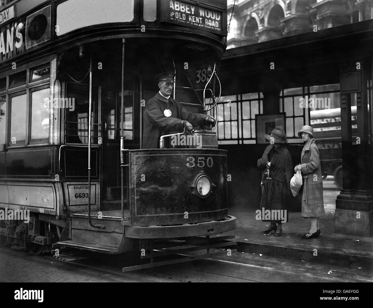 Transports à Londres - trams - 1925.Le tram no.389 à Abbey Wood, dans le sud de Londres, prend les passagers. Banque D'Images