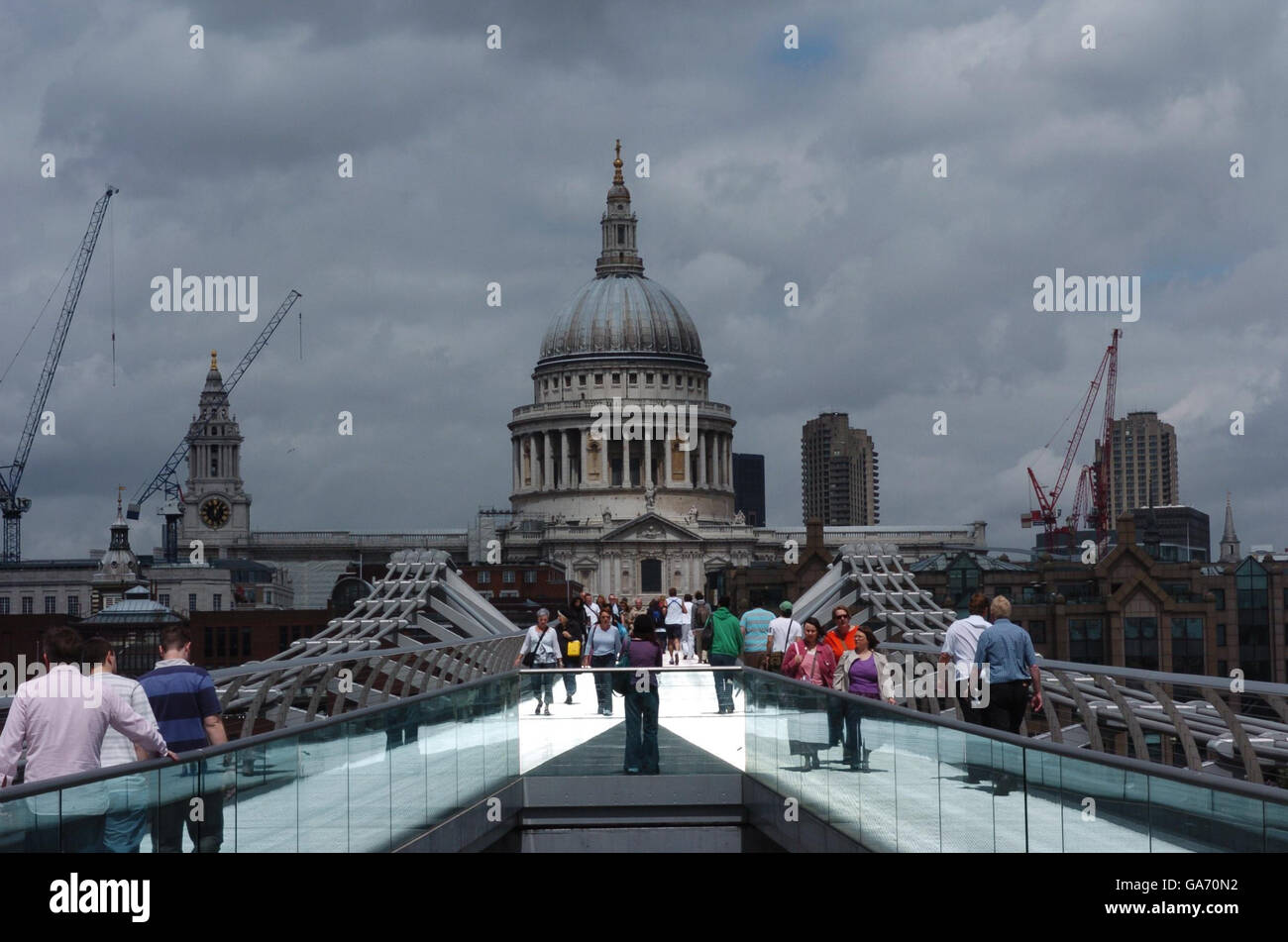 Cathédrale Saint-Paul, vue de l'autre côté du Millennium Bridge. Banque D'Images