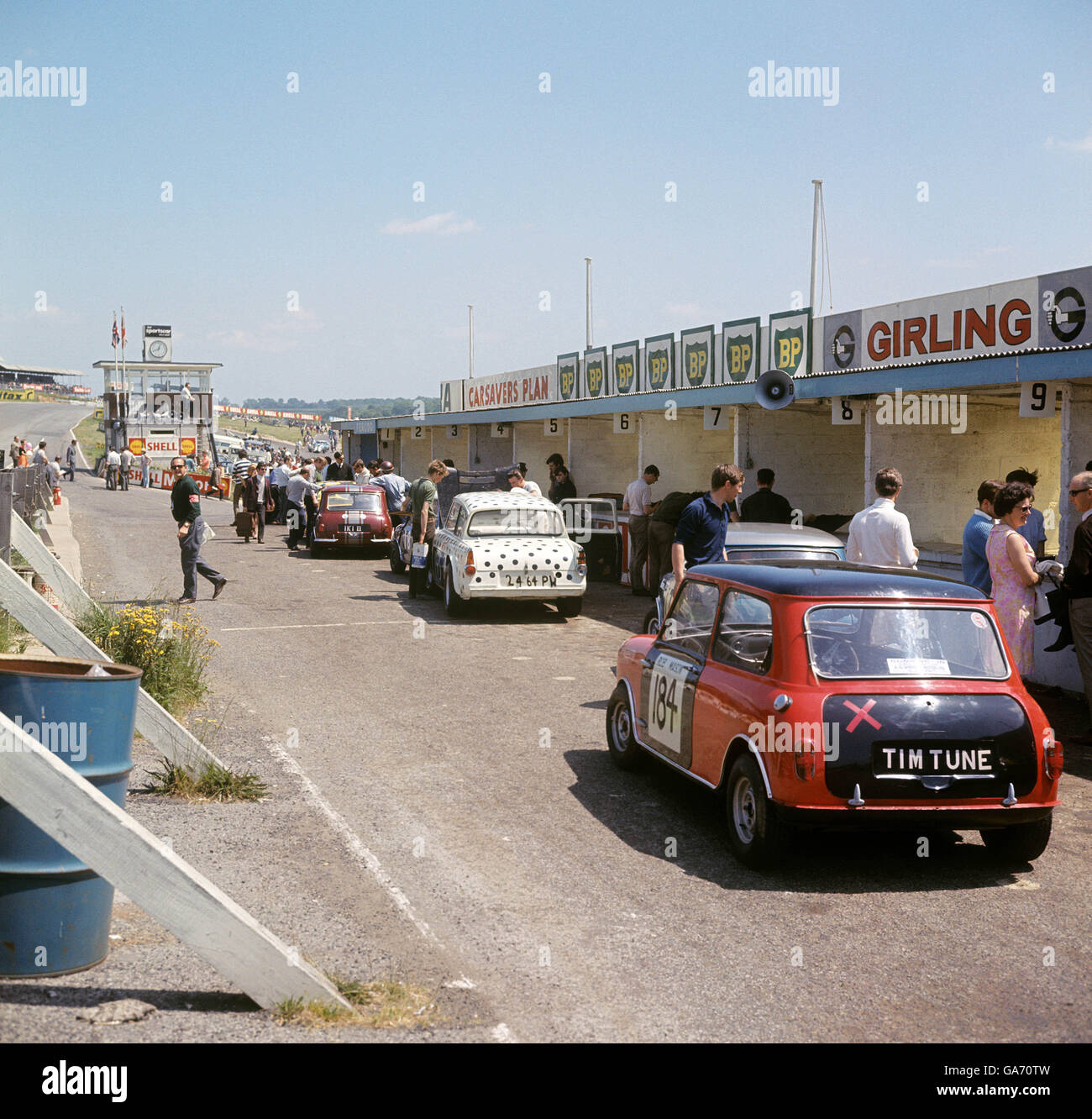 Motor Sport - course de voitures de berline - Brands Hatch.Les fosses à Brands Hatch, Kent pendant une course d'entraînement pour la course de voitures de berline Banque D'Images