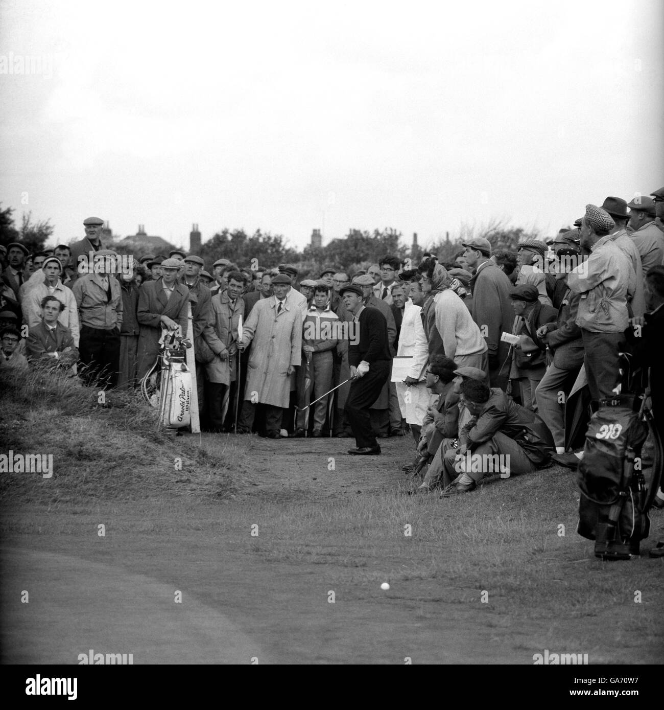 Les spectateurs ont un gros plan sur le parcours américain Arnold Palmer, qui leur permet de prendre un deuxième coup de feu sur le green à partir d'un sentier de schiste rouge au quatrième sur le parcours Royal Birkdale, Lancashire.Palmer a été à travers le vert avec son tir de tee et la balle a frappé la foule. Banque D'Images