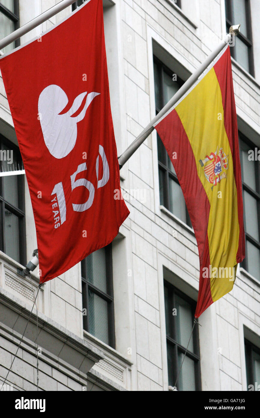 Vue d'un drapeau portant le logo Santander à l'extérieur de Santander House dans le centre de Londres. Banque D'Images