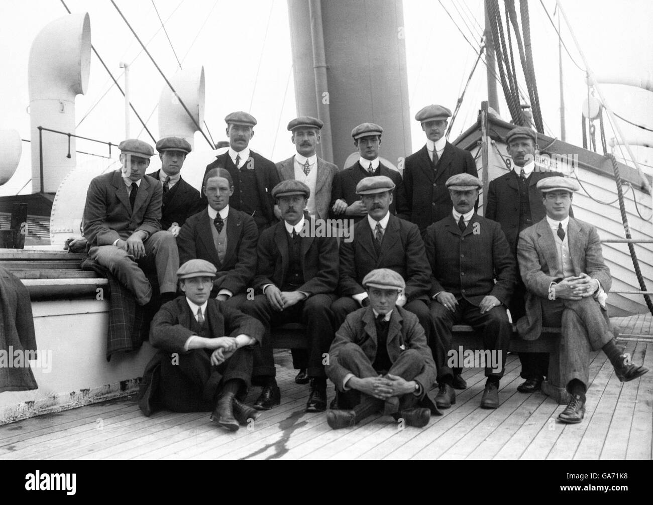 Photos de l'équipe de cricket de la Nouvelle-Zélande par la 'Corinthia' (L-R) Back Row: P.R. May, J.W.H.T Douglas, A.A Terrens, R.H Fox, W. Burns, G.T Branston, J Moss (arbitre) rangée du milieu : W.E.F Curwen, G.H Simpson-Hayward, P. EX. Wynyard, première rangée : N.C Tufnell, W.P Harrison Banque D'Images