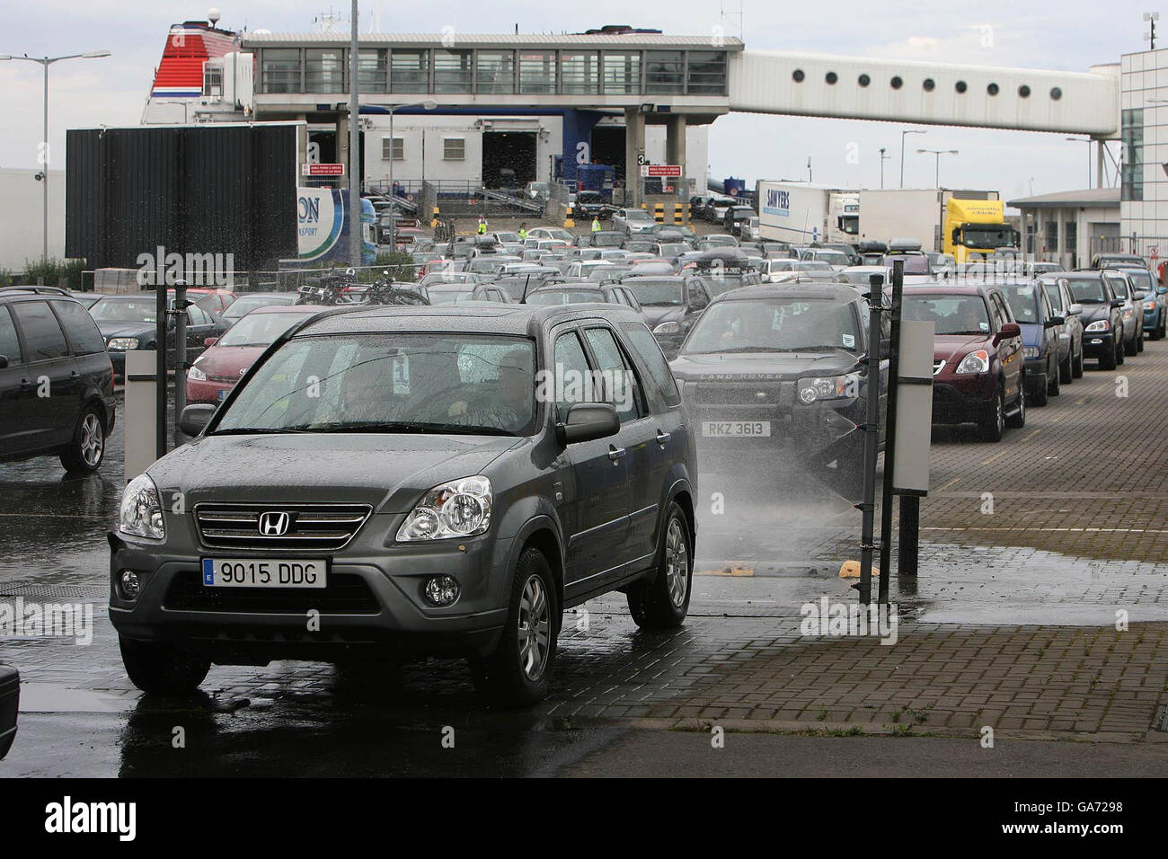 Les voitures et les camions sont vaporisés de désinfectant lorsqu'ils entrent dans le port de Dun Laoghaire à Dublin. Tous les ports et aéroports d'Irlande ont été mis en alerte ce soir à la suite de l'épidémie de fièvre aphteuse au Royaume-Uni. Banque D'Images
