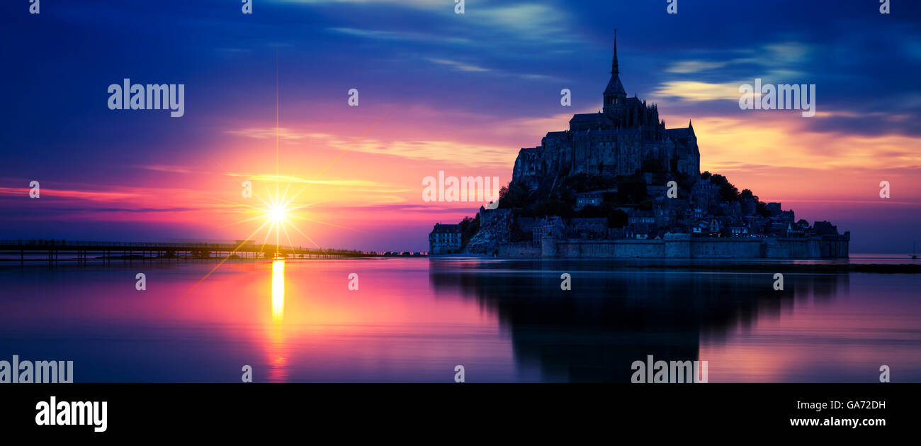 Vue panoramique sur le Mont-Saint-Michel au coucher du soleil, la France. Banque D'Images