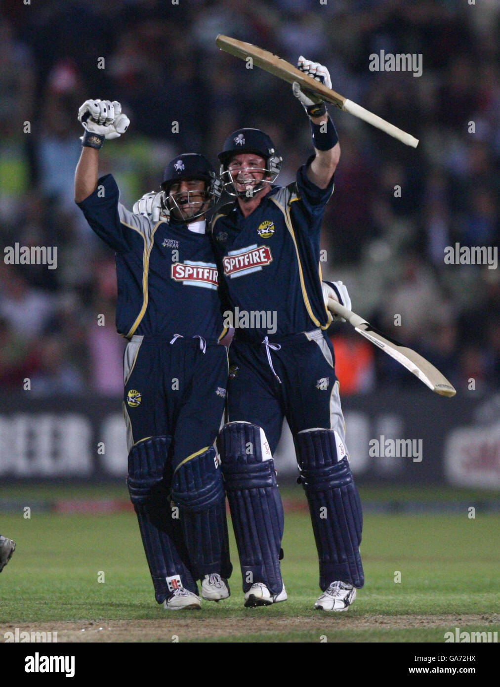 Darren Stevens (à droite) de Kent Spitfire et Yasser Arafat célèbrent la victoire après avoir remporté les courses de la finale de vingt-et-un 20 contre les gladiateurs du Gloucestershire lors de la finale de la coupe Twenty20 à Edgbaston, Birmingham. Banque D'Images