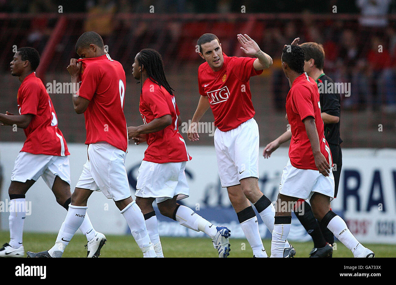 Football - amical - Glentoran / Manchester United - The Oval.Nani de Manchester United est félicité par le coéquipier John O'Shea après avoir obtenu son score lors du match amical de l'Oval, à Belfast. Banque D'Images