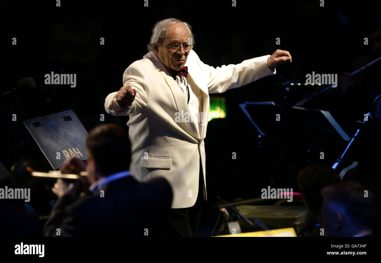 John Dankworth, musicien de jazz, a joué « de Bards à Blues » dans le cadre de la saison des Proms de la BBC 2007, au Royal Albert Hall, dans le centre de Londres. Banque D'Images