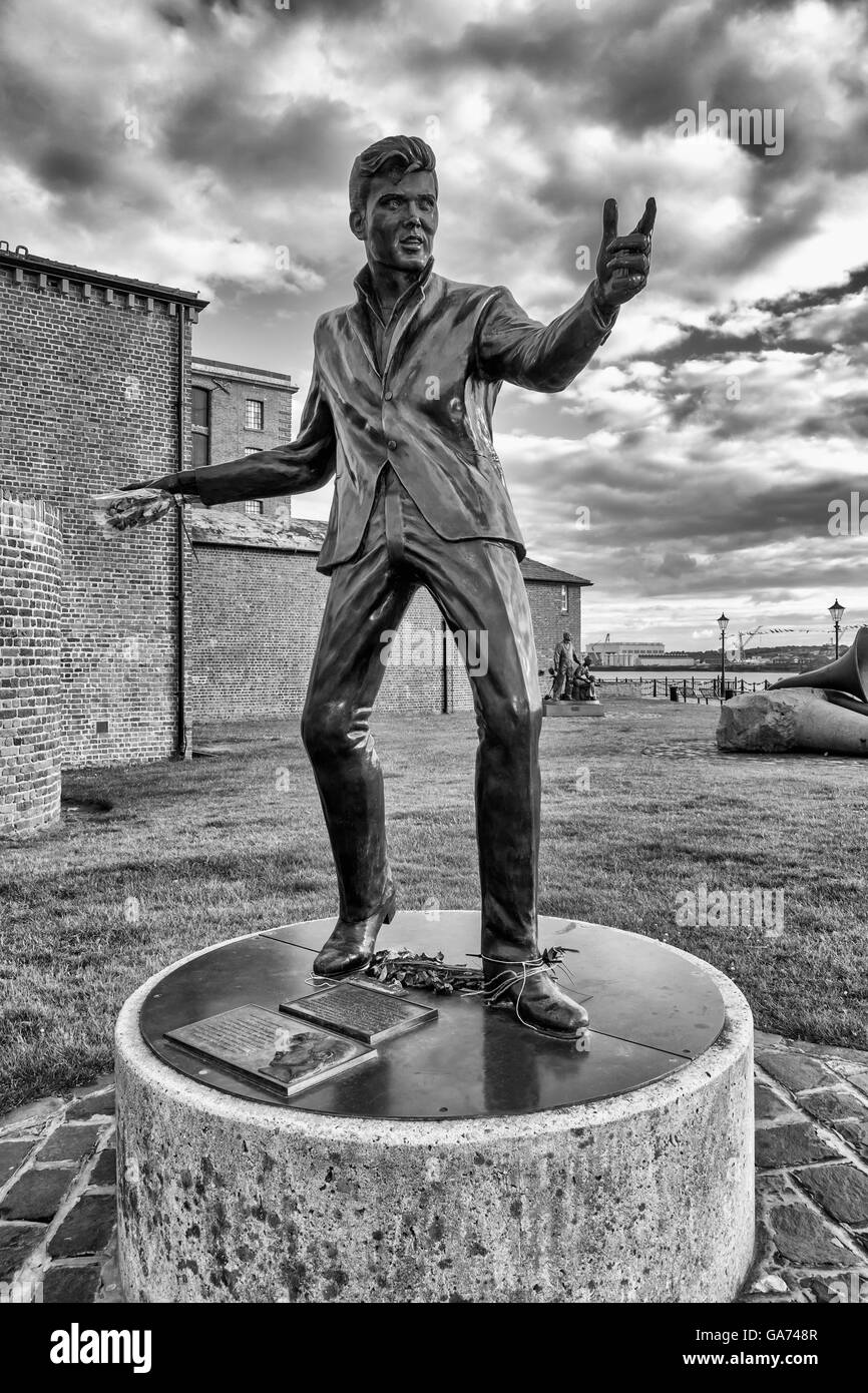 Billy Fury Statue Albert Dock Pier Head Liverpool Angleterre noir et blanc Banque D'Images