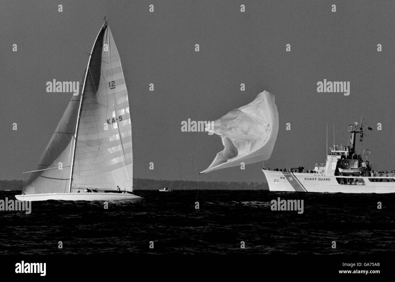 AJAXNETPHOTO. SEPTEMBRE 1980. NEWPORT, RHODE ISLAND, USA - AMERICA'S CUP - AUSTRALIAN CHALLENGER AUSTRALIA EN DIFFICULTÉ AVEC SON SPINNAKER LORS DE LA DEUXIÈME COURSE DU MATCH. PHOTO :JONATHAN EASTLAND/AJAX REF :HDD YA AMCUP 1980 Banque D'Images