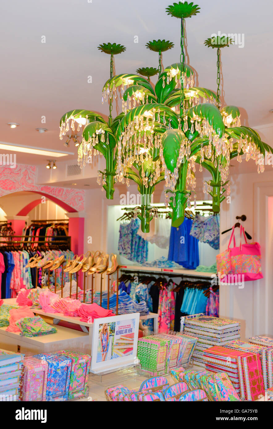 Un palmier vert lustre est suspendu à l'intérieur du motif rose Lilly Pulitzer resort fashion store sur Saint Armand's Circle à Sarasota, FL Banque D'Images Un palmier vert lustre est suspendu à l'intérieur du motif rose Lilly Pulitzer resort fashion store sur Saint Armand's Circle à Sarasota, FL Banque D'Images