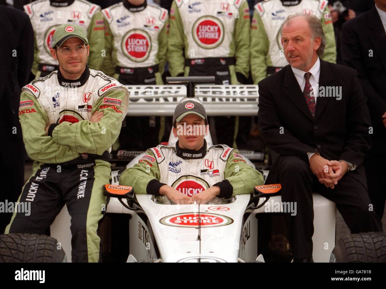 Motor Sport - Formule 1 - lancement de B.A.R.Les pilotes B.A.R. Jacques Villeneuve, à gauche, et Olivier Panis avec le nouveau chef d'équipe David Richards au lancement de la nouvelle voiture Banque D'Images