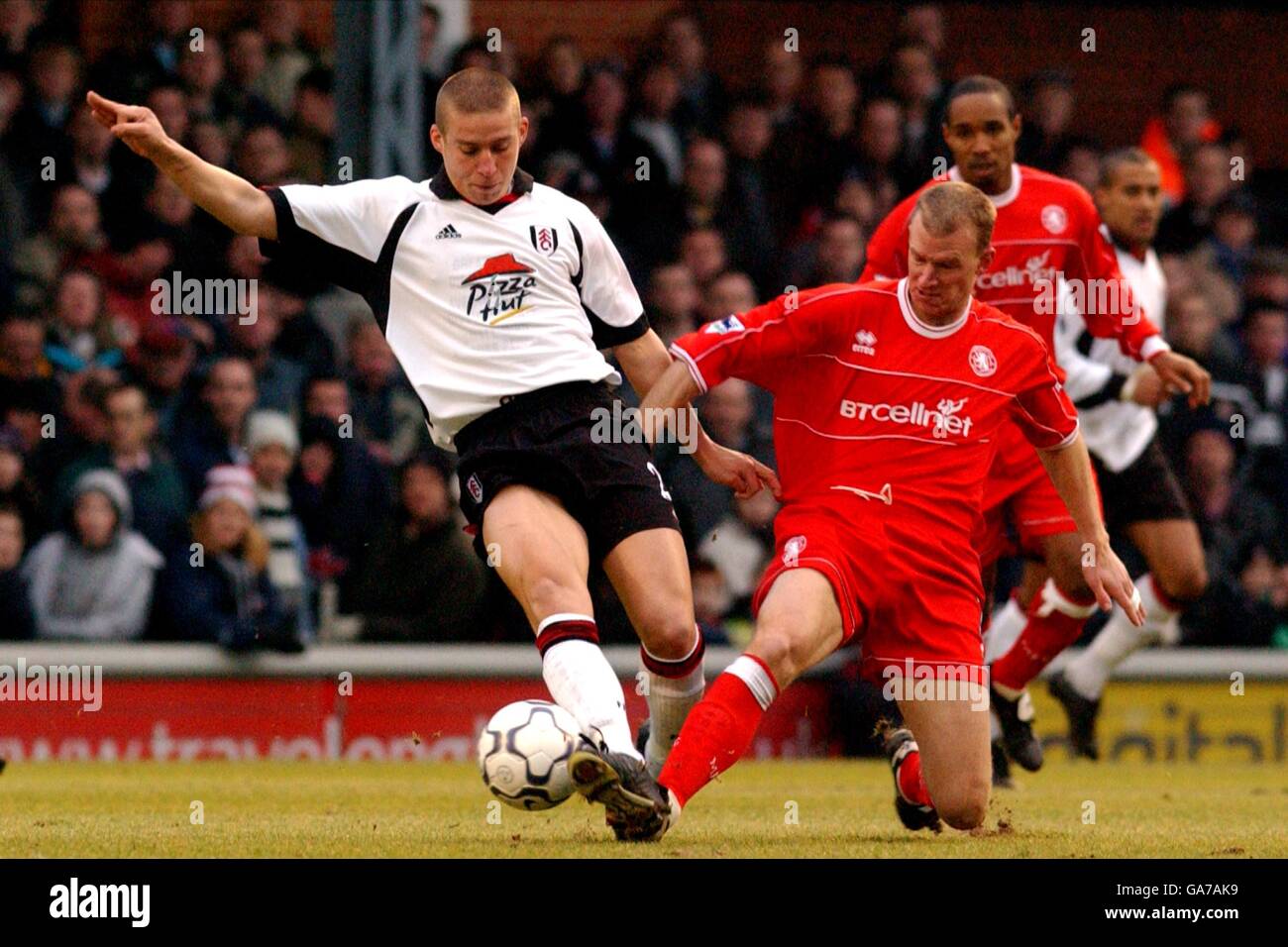 Soccer - FA Barclaycard Premiership - Fulham c. Middlesbrough.Sean Davis de Fulham et Robbie Mustoe de Middlesbrough se battent pour la balle Banque D'Images