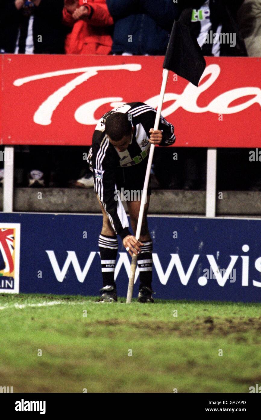 Soccer - FA Barclaycard Premiership - Newcastle United / Leeds United.Kieron Dyer de Newcastle United remplace le drapeau d'angle qu'il a utilisé lors de la célébration après avoir marquant le deuxième but contre Leeds United Banque D'Images