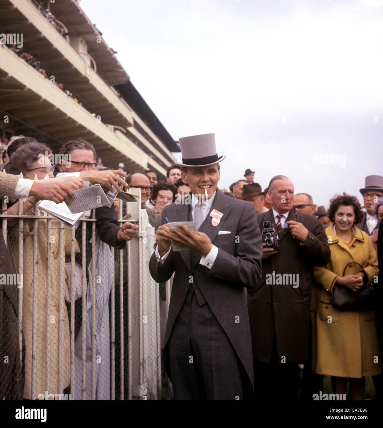 Courses hippiques - Derby Day - Epsom. Le chanteur de pop Billy Fury, propriétaire du cheval de course 'Anselmo'. Banque D'Images