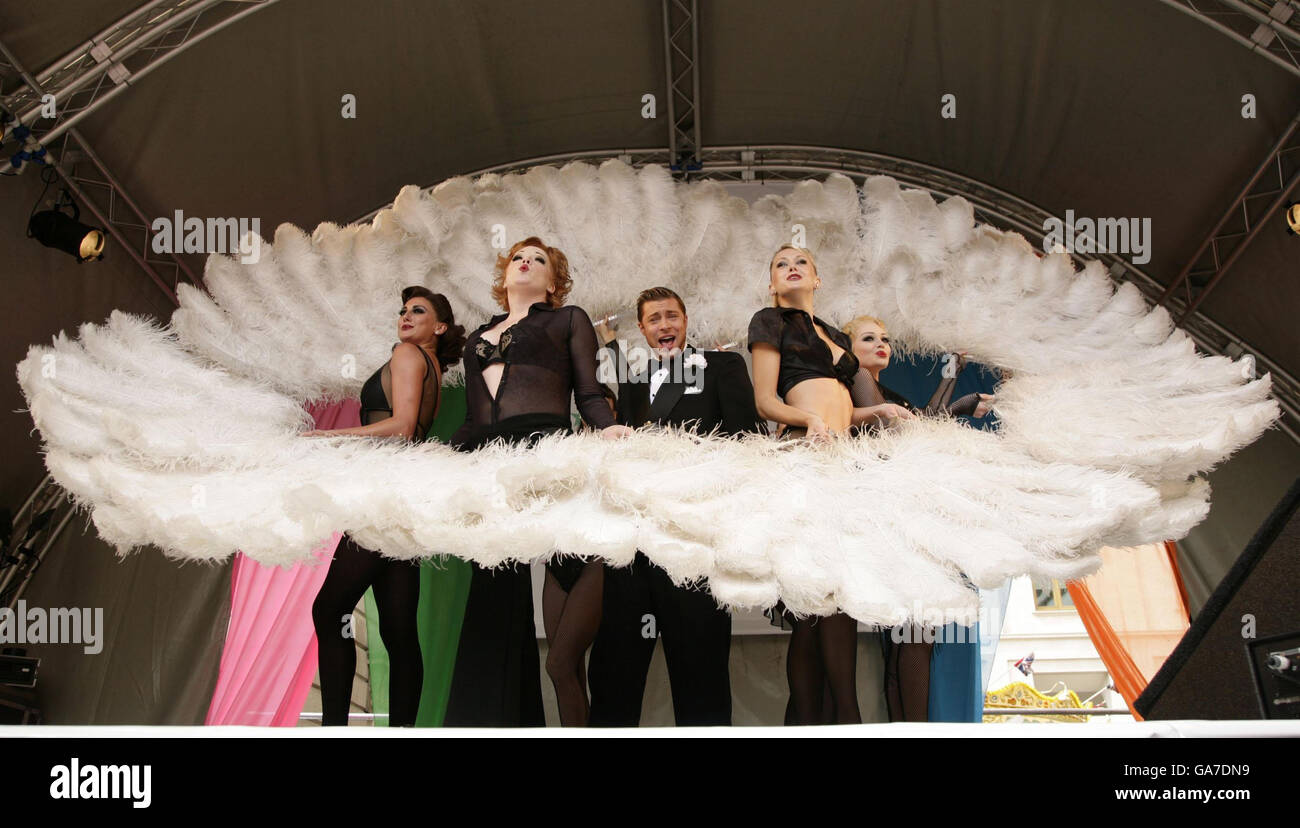 Duncan James et les acteurs de Chicago sur scène lors de la semaine annuelle des enfants dans le West End, qui célèbre le Theatreland de Londres, à Covent Garden, dans le centre de Londres. Banque D'Images