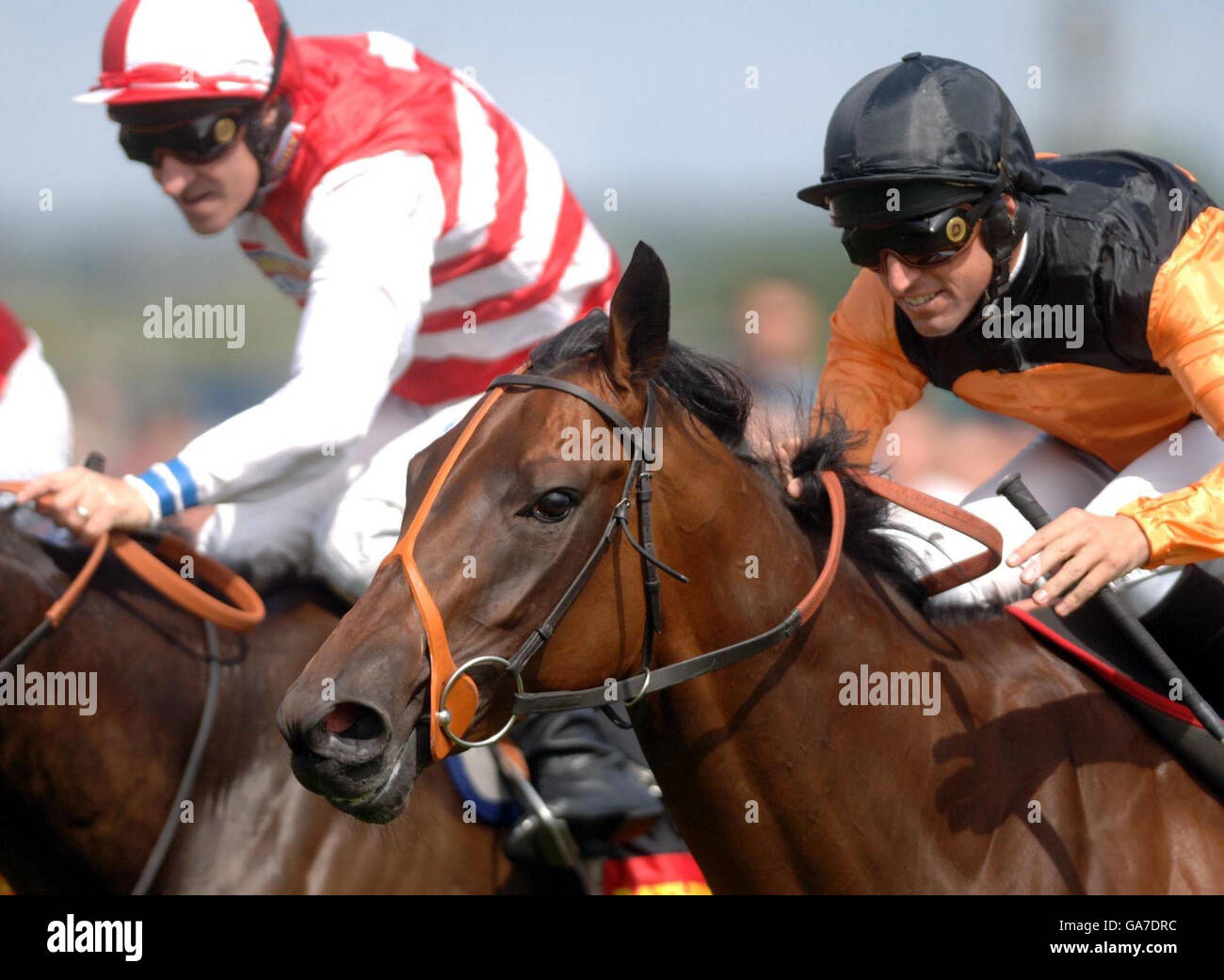 Courses hippiques - Newbury.Cake, monté par Pat Dodds, remporte les piquets de Bathwick Tires St Hugh à l'hippodrome de Newbury. Banque D'Images