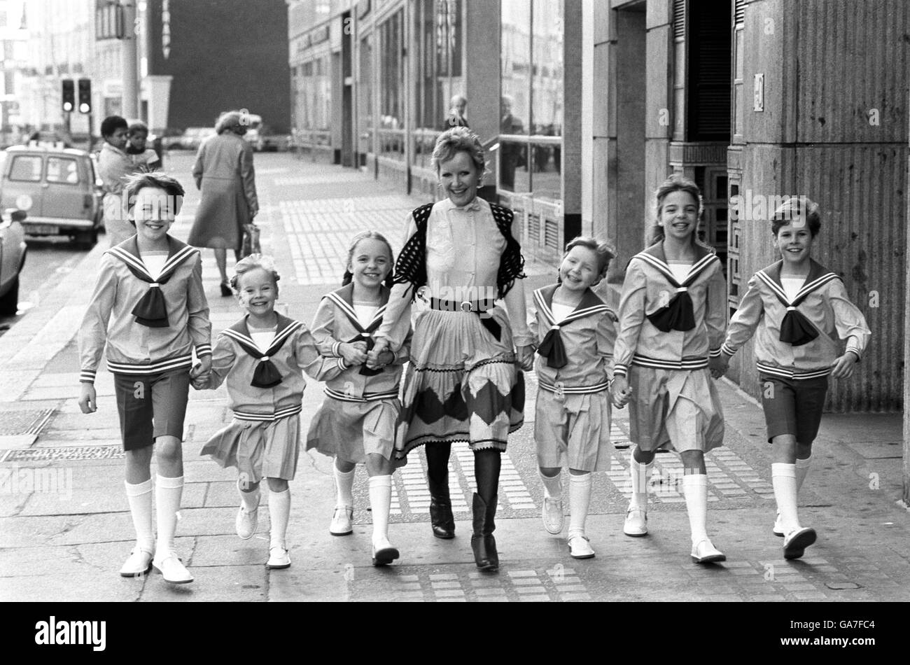 Petula Clark, (c) entouré des enfants qui apparaîtraient à ses côtés dans la production de scène de 'The Sound of Music' qui a ouvert au Victoria Apollo Theatre, Londres. Banque D'Images
