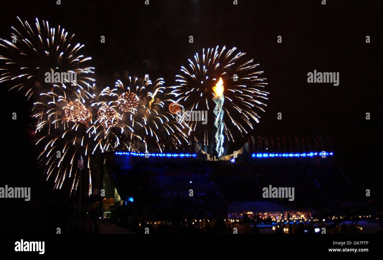 Les pompiers explosent au-dessus du stade olympique de Rice-Eccles en tant qu'olympique flammes Banque D'Images