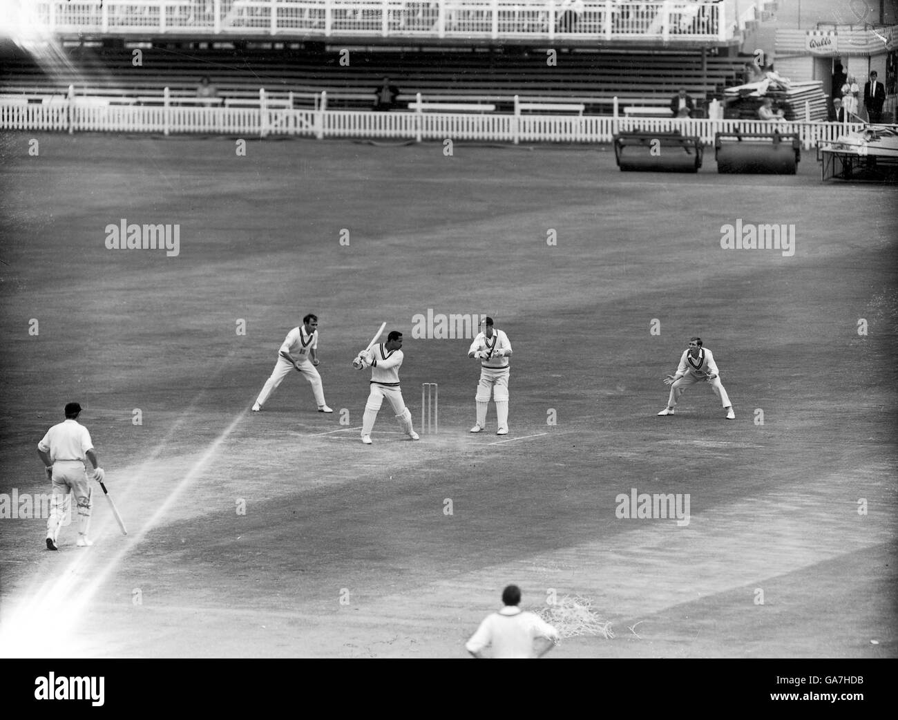 Cricket - Championnat du comté - Middlesex / Notinghamshire - troisième jour.Garfield Sobers (c) de Notinghamshire coupe la balle Banque D'Images