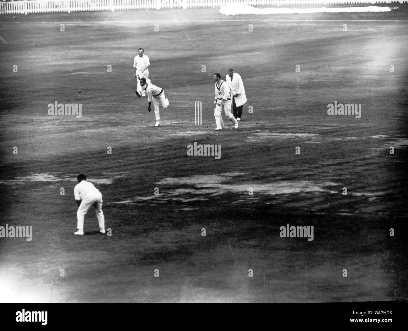 Cricket - Middlesex / International Cavaliers. International Cavaliers Garfield Sobers (c) bowling Banque D'Images