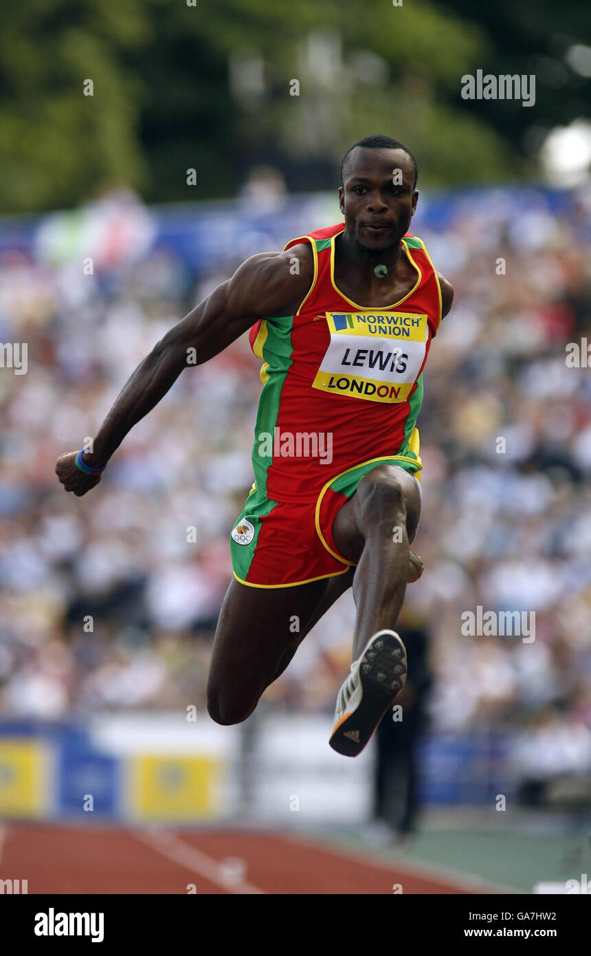 Randy Lewis en action pendant le Triple Jump masculin au Grand Prix de l'Union de Norwich au Crystal Palace National Sports Centre, Londres. Banque D'Images