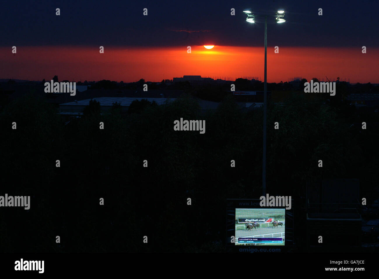 Courses hippiques - nuit irlandaise - Kempton Park.Vue générale sur le ciel de la soirée au-dessus du lieu pendant les célébrations de la nuit irlandaise à l'hippodrome de Kempton Park. Banque D'Images