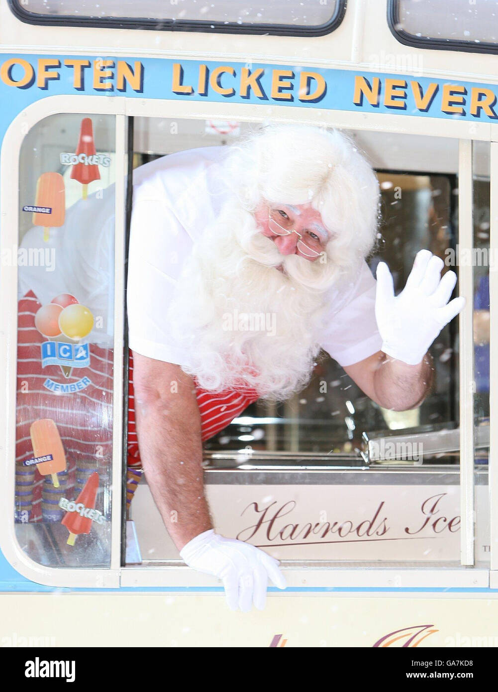 Le Père Noël ouvre Harrods Christmas World - Londres.Le Père Noël arrive dans une fourgonnette glacée des années 1950 pour ouvrir Christmas World à Harrods, Londres. Banque D'Images