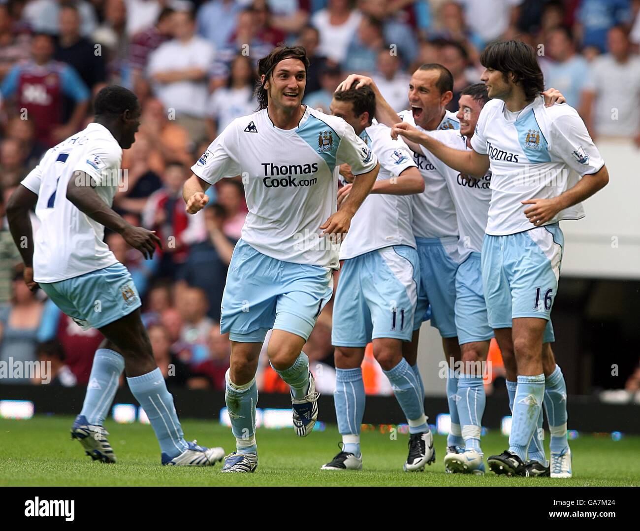 le-rolando-bianchi-de-manchester-city-celebre-l-objectif-d-ouverture-de-le-jeu-ga7m24.jpg