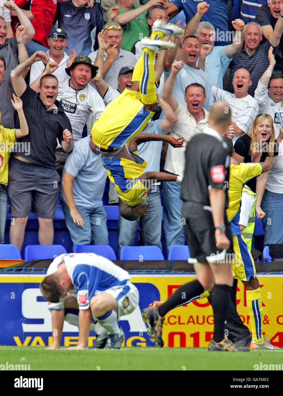 Tresor Kandol de Leeds célèbre son but lors du match de la Coca-Cola football League One au Prenton Park, à Birkenhead. Banque D'Images