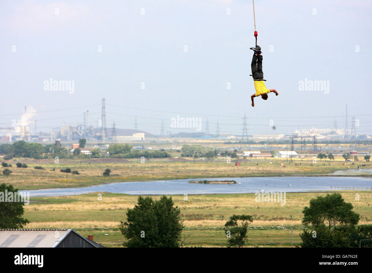 Un homme saut à l'élastique du pont transporter sur Teeside, Middlesbrough qui est le plus haut pont du Royaume-Uni qui vous permet de sauter. Banque D'Images