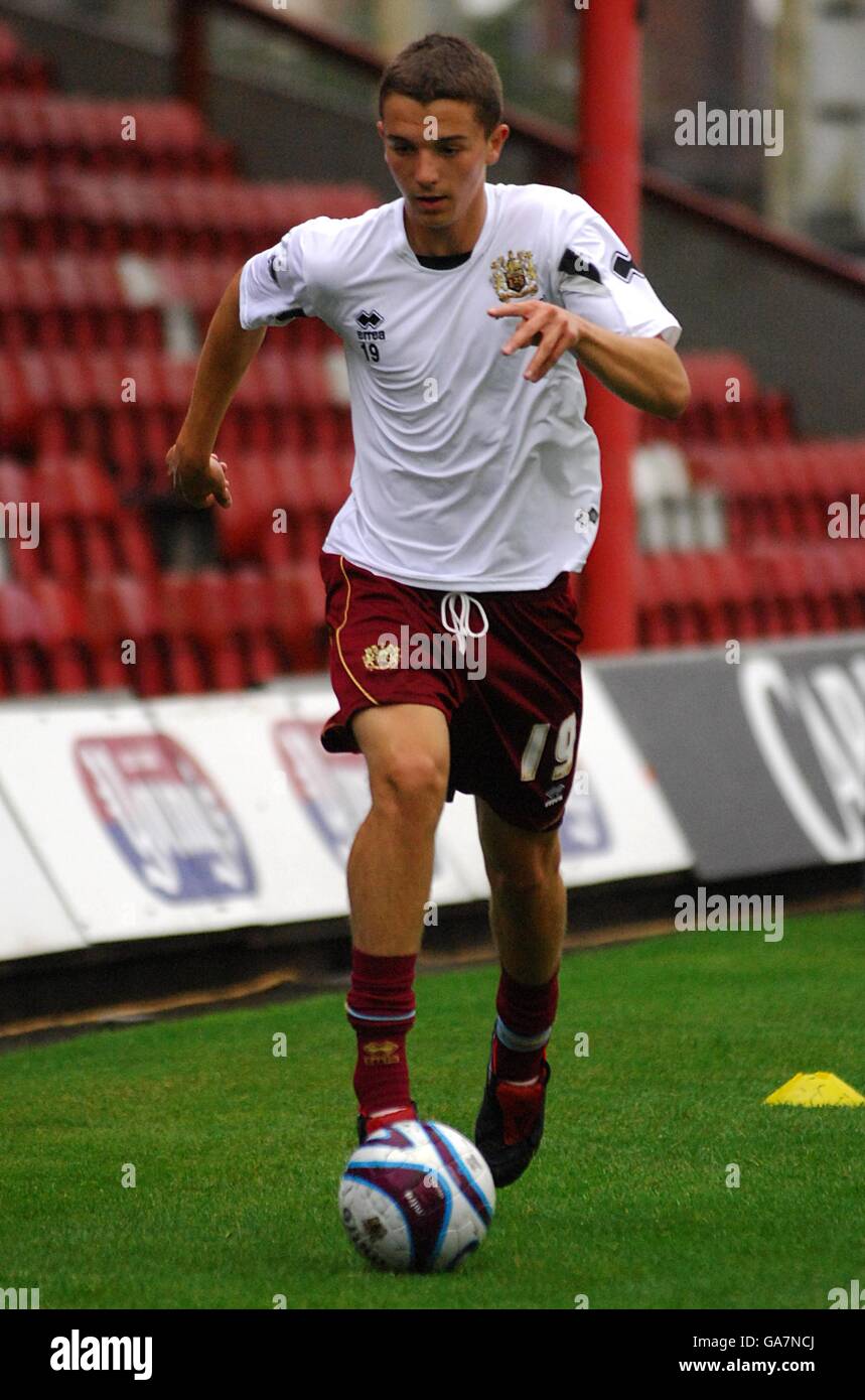 Soccer - Carling Cup - première ronde - Grimsby Town v Burnley - Blundell Park. Jay Rodriguez de Burnley se réchauffe Banque D'Images