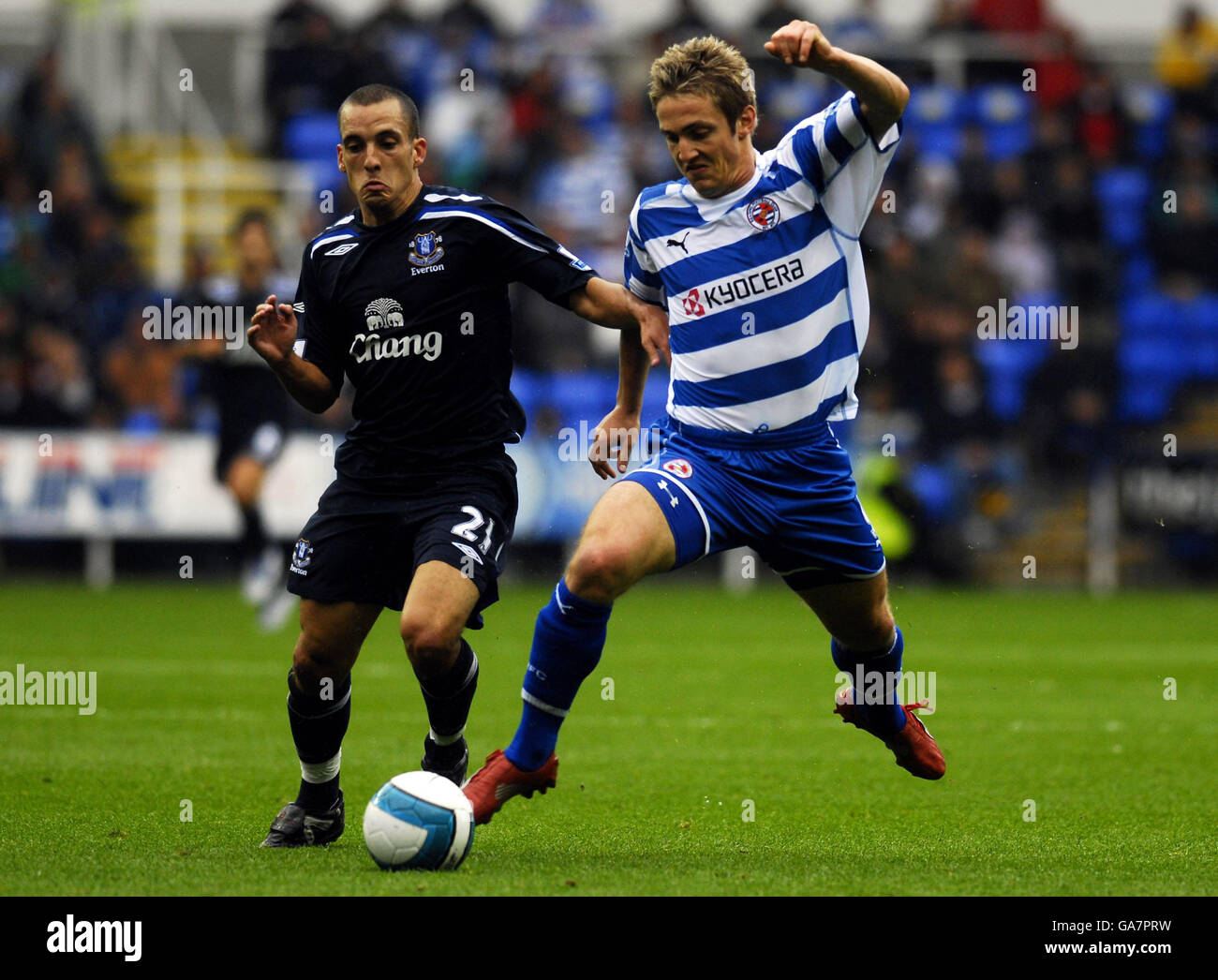 Football - Barclays Premier League - Reading v Everton - Madejski Stadium.Leon Osman d'Everton (à gauche) et Kevin Doyle de Reading en action pendant le match de la Barclays Premier League au Madejski Stadium, Reading. Banque D'Images