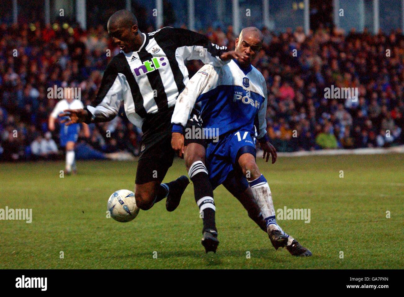 Soccer - AXA FA Cup - quatrième tour - Peterborough United contre Newcastle United.Sylvain Distin, de Newcastle United, détient Leon McKenzie, de Peterborough United Banque D'Images