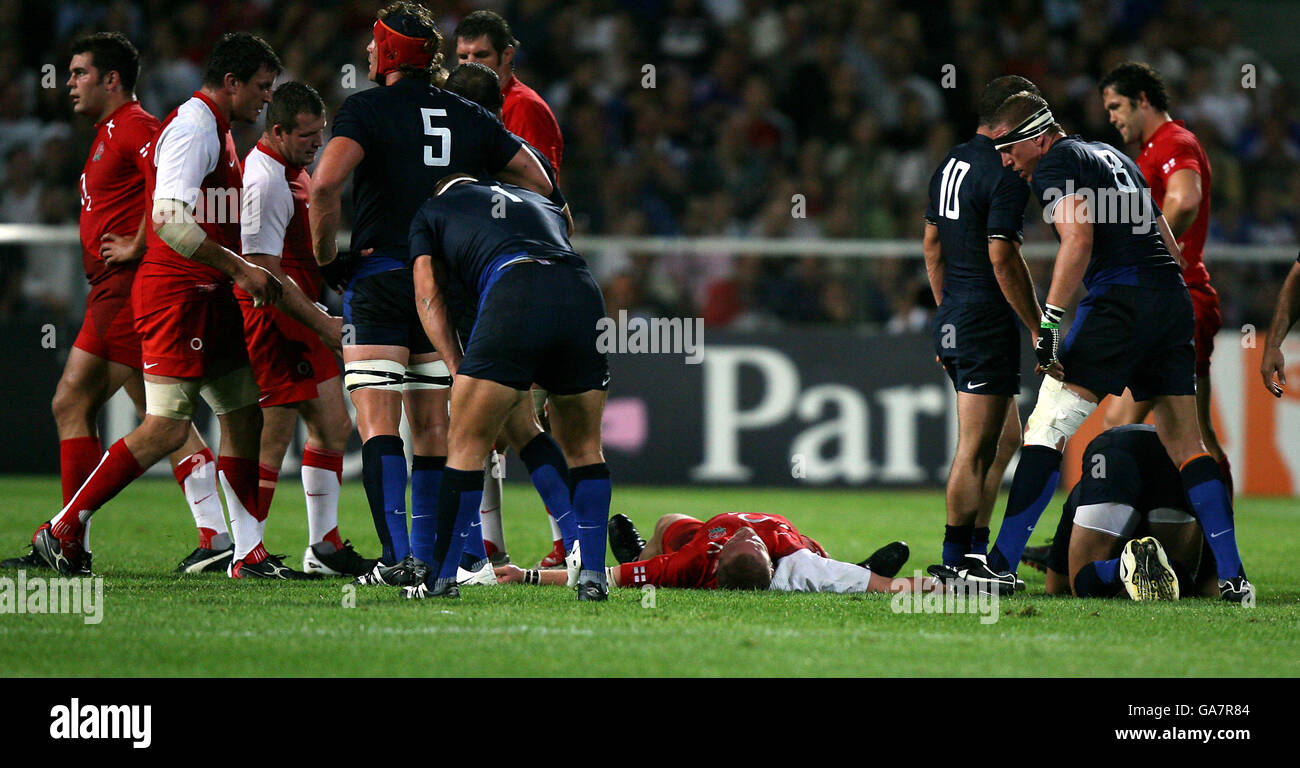 Rugby Union - International friendly - France / Angleterre - Stade vélodrome. Phil Vickery, en Angleterre, est blessé au sol Banque D'Images