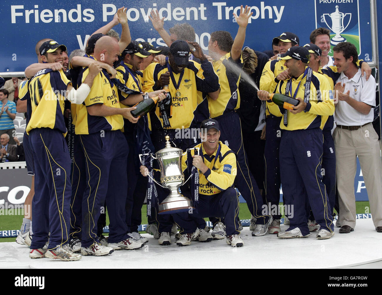 Cricket - finale du trophée Provident des amis - Durham v Hampshire - terrain de cricket de Lord.Célébrez Durham dans la défaite du Hampshire lors de la finale du trophée Provident des amis au terrain de cricket de Lord's, à St John's Wood, à Londres. Banque D'Images