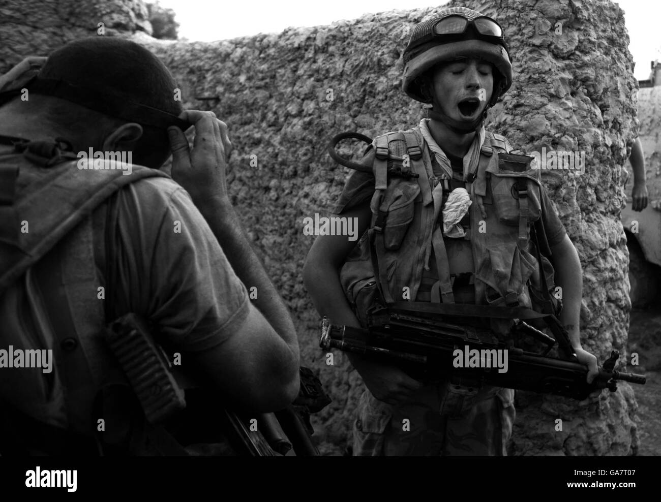 Un soldat des Yawns du régiment de Worcester et de Sherwood Forester après avoir fait une patrouille de nuit et avoir seulement quelques heures de sommeil avant de partir à l'opération Naiza où ils ont été embusqués dans la zone verte dans la Provence Hellmand, au sud de l'Afghanistan. Banque D'Images