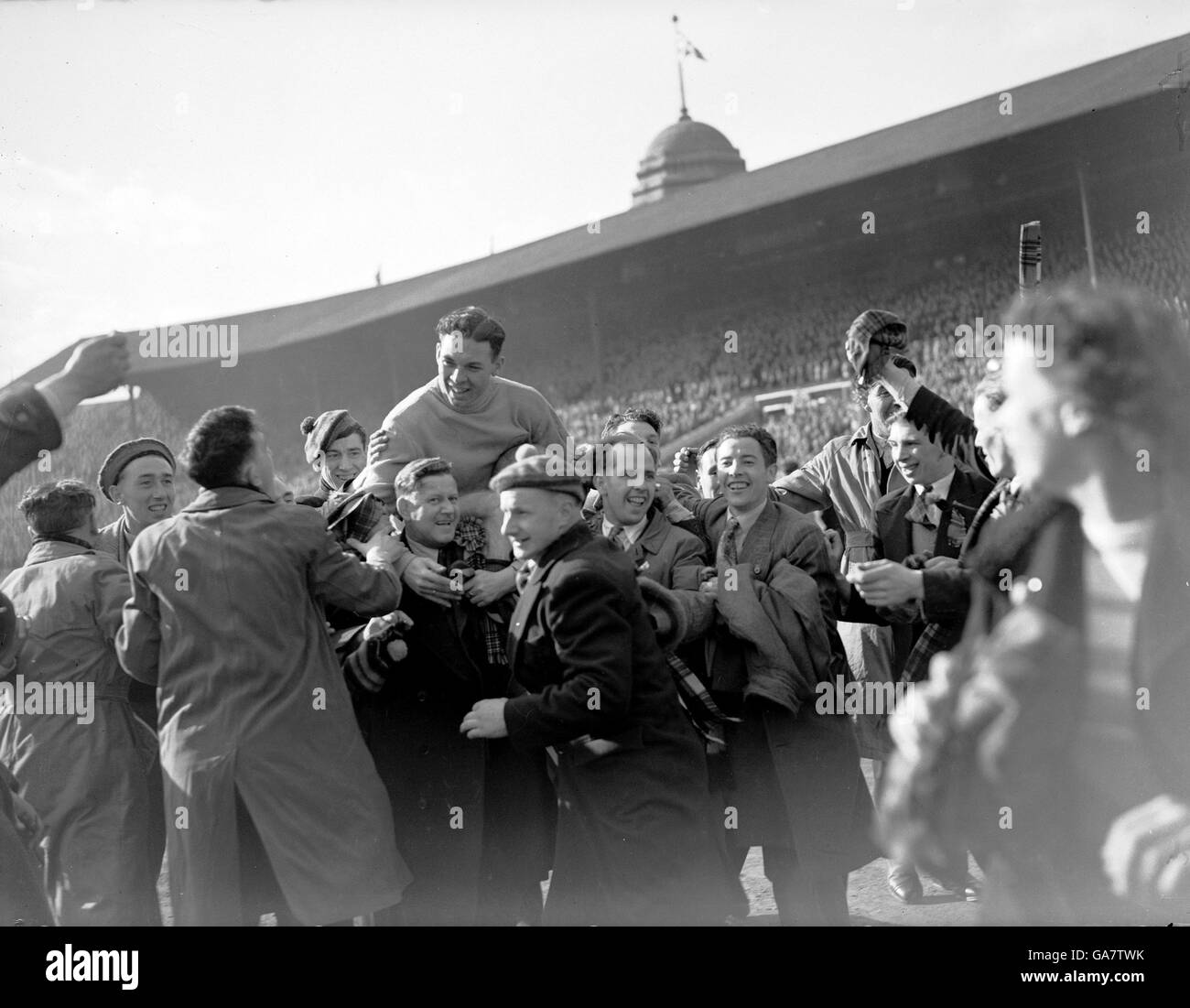 James Cowan (c), gardien de but écossais, est emporté par le picth Sur les épaules de supporters écossais jubilants après leur camp Battre l'Angleterre 3-1 Banque D'Images