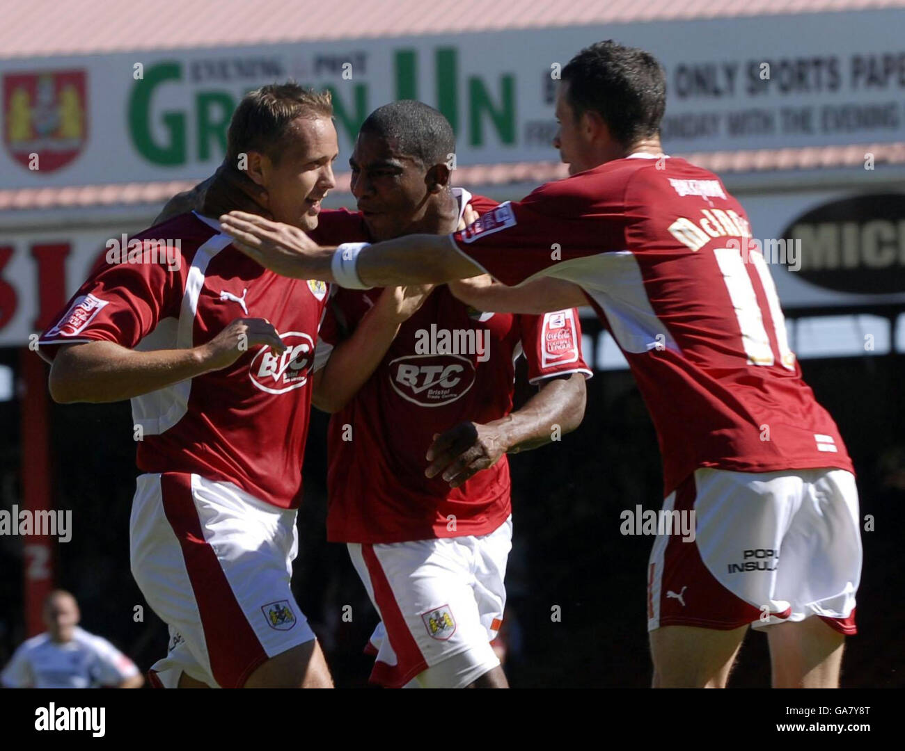 Lee trundle, de Bristol City, célèbre son premier but contre Scunthorpe avec Teamates Bradley Orr et micheal McIndoe lors du match de championnat de la Coca-Cola football League à Ashton Gate, Bristol. Banque D'Images