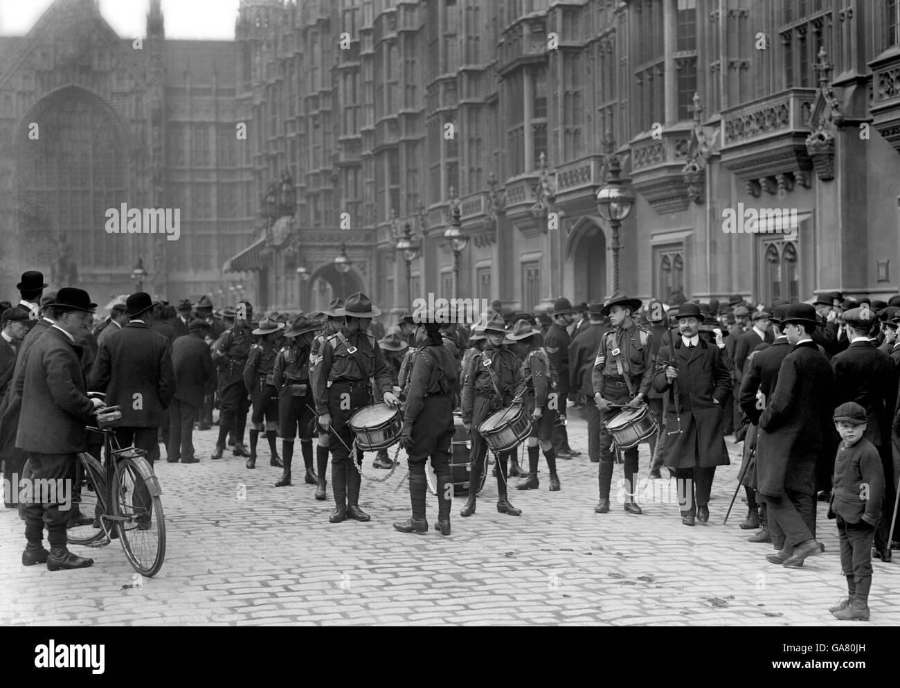 Scouts lors d'une visite aux chambres du Parlement. Banque D'Images