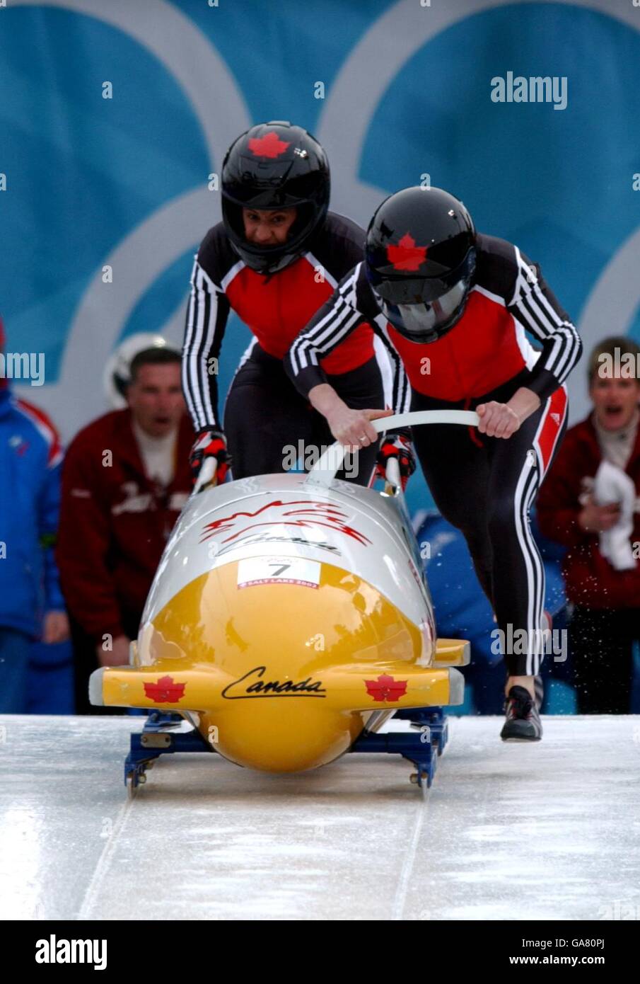 Christina Smith, la première brakewoman du Canada, et Paula McKenzie, la pilote au début de leur course Banque D'Images