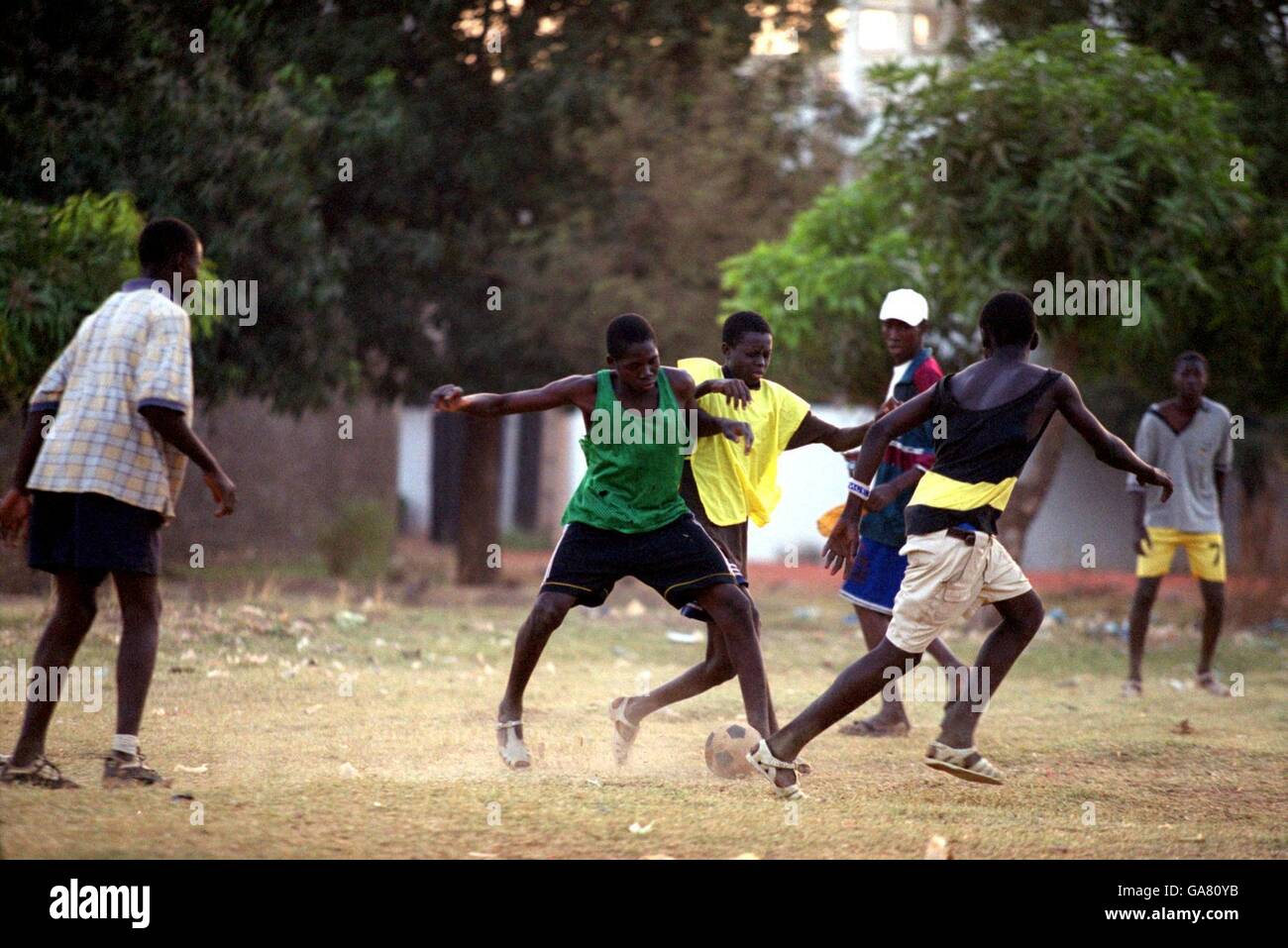 Football - coupe des nations africaines Mali 2002 - les enfants de la région jouent au football. Les enfants de la région jouent au football dans un parc Banque D'Images