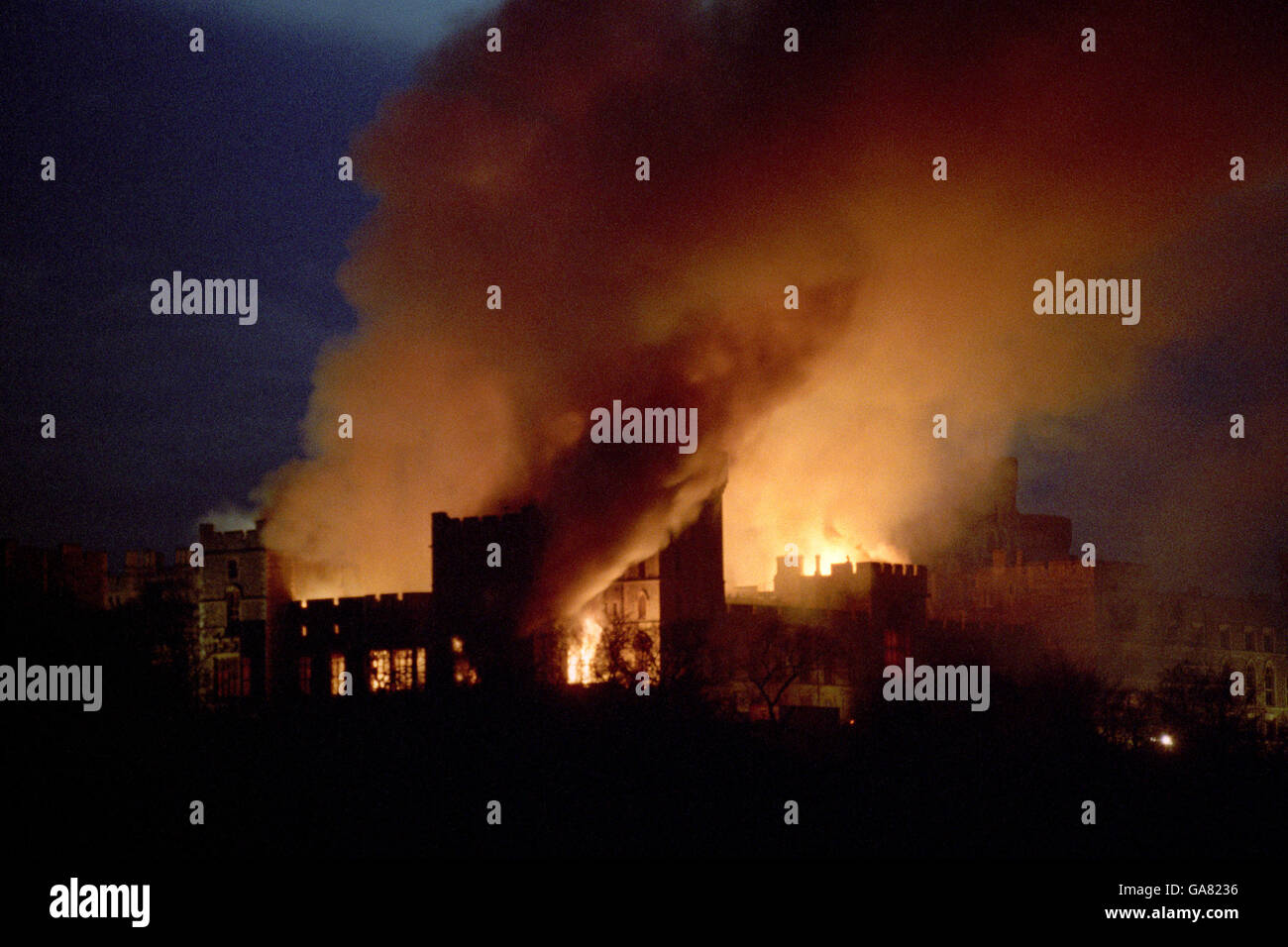 Le ciel au-dessus du château de Windsor est éclairé par le feu qui fait rage dans les appartements ci-dessous. Banque D'Images
