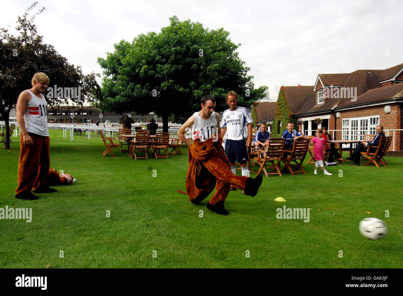 Les courses de chevaux - PFA & Nuit Elmbridge - Sandown Park Banque D'Images