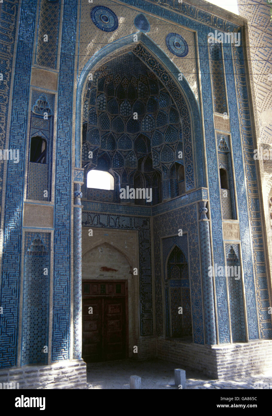 L'Iran. Natanz. La mosquée Jameh (vendredi). Portail d'entrée décoré avec sol carrelé symétrique de la calligraphie. Banque D'Images