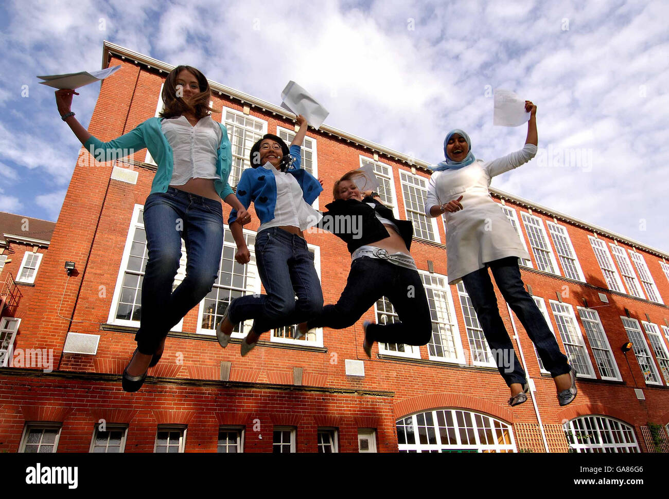 De gauche à droite : les élèves Jenny Owen, Charlotte Zheng, Elizabeth McKinnon et Raheema Govalia, à l'école King Edward VI Handsworth, Birmingham, célèbrent après avoir reçu leurs résultats DE niveau A. Banque D'Images